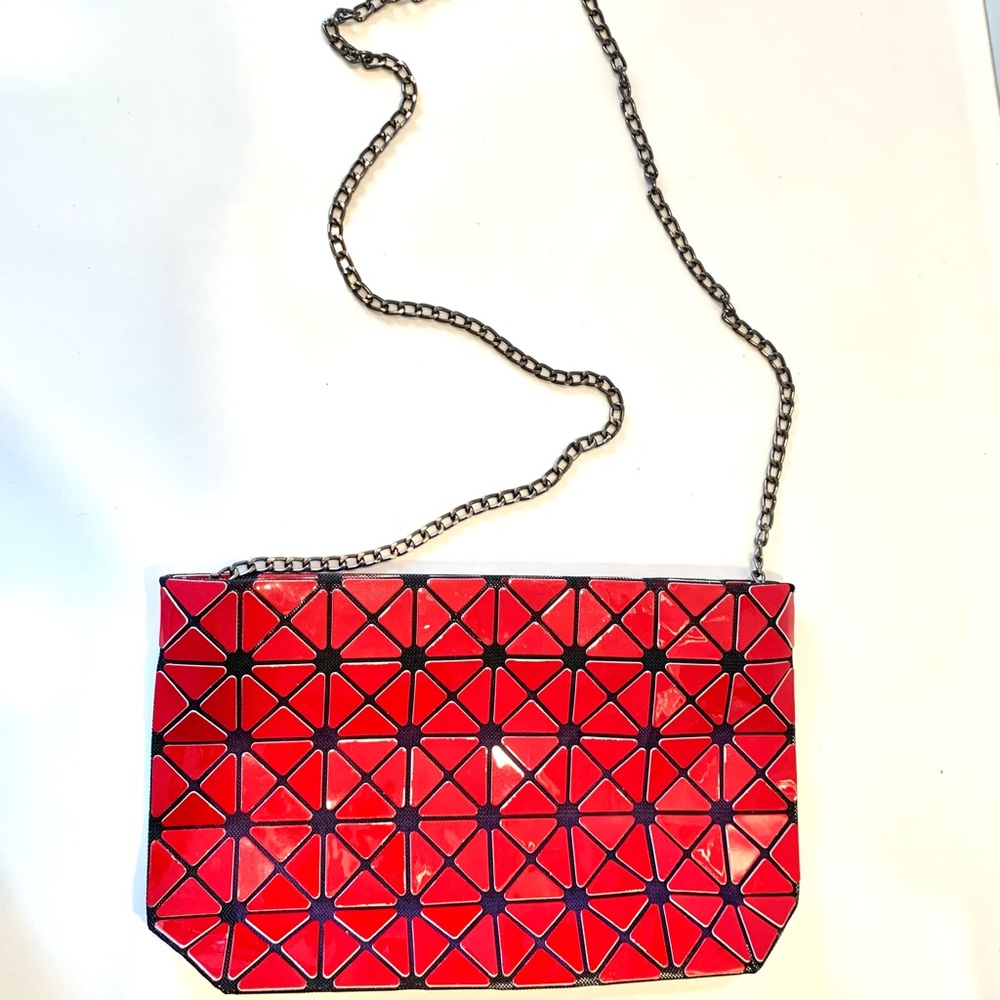 Unusual style shoulder bag in red.